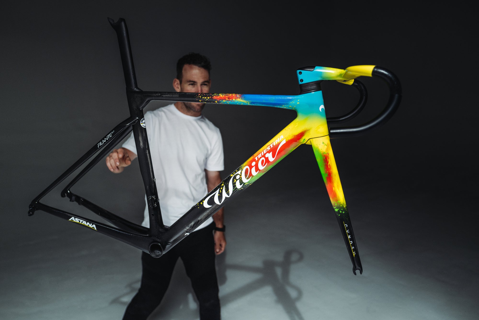 Mark Cavendish with a custom painted Wilier Filante SLR