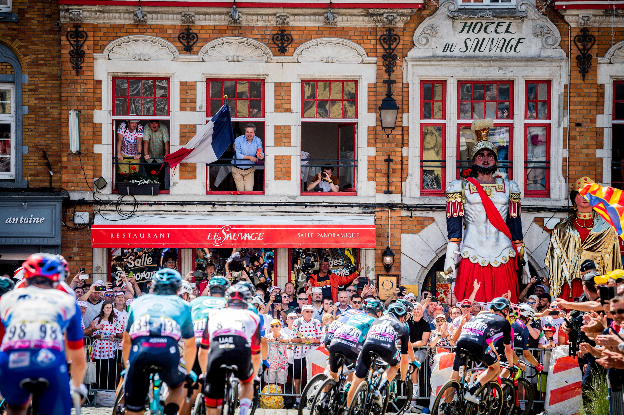 Getting the shot: the peloton and Mont Cassel