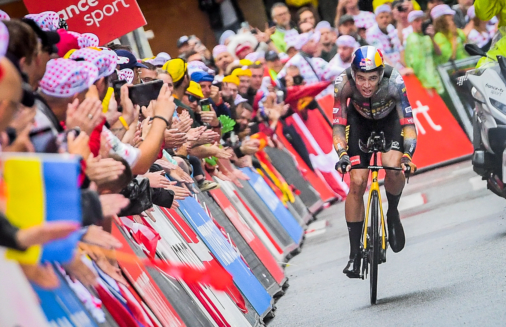 Getting the shot: Wout van Aert and the Copenhagen crowd